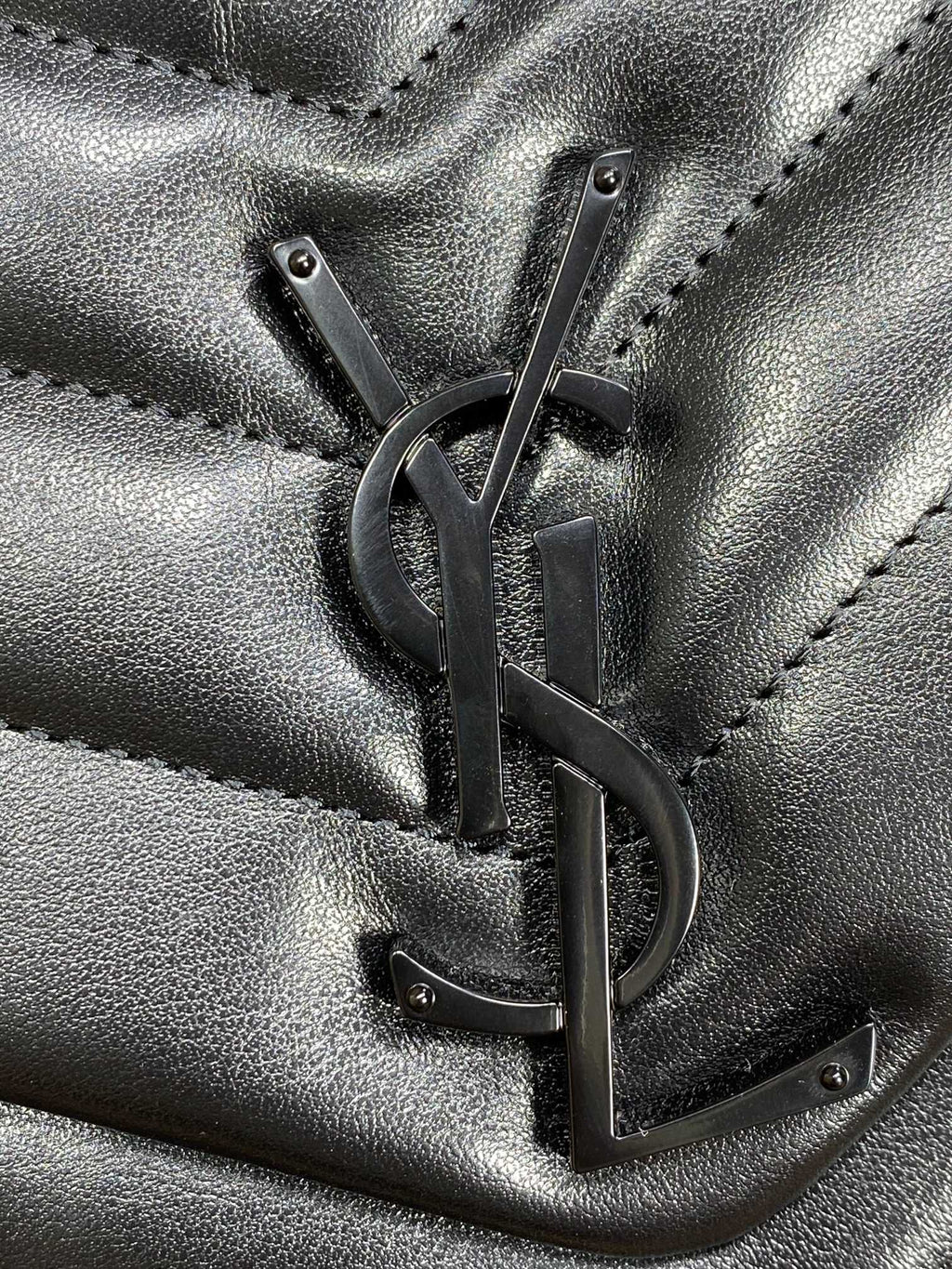 LOULOU SCHULTERTASCHE 32 IN SCHWARZ GESTEPPTES LAMMLEDER SCHWARZE BESCHLÄGE