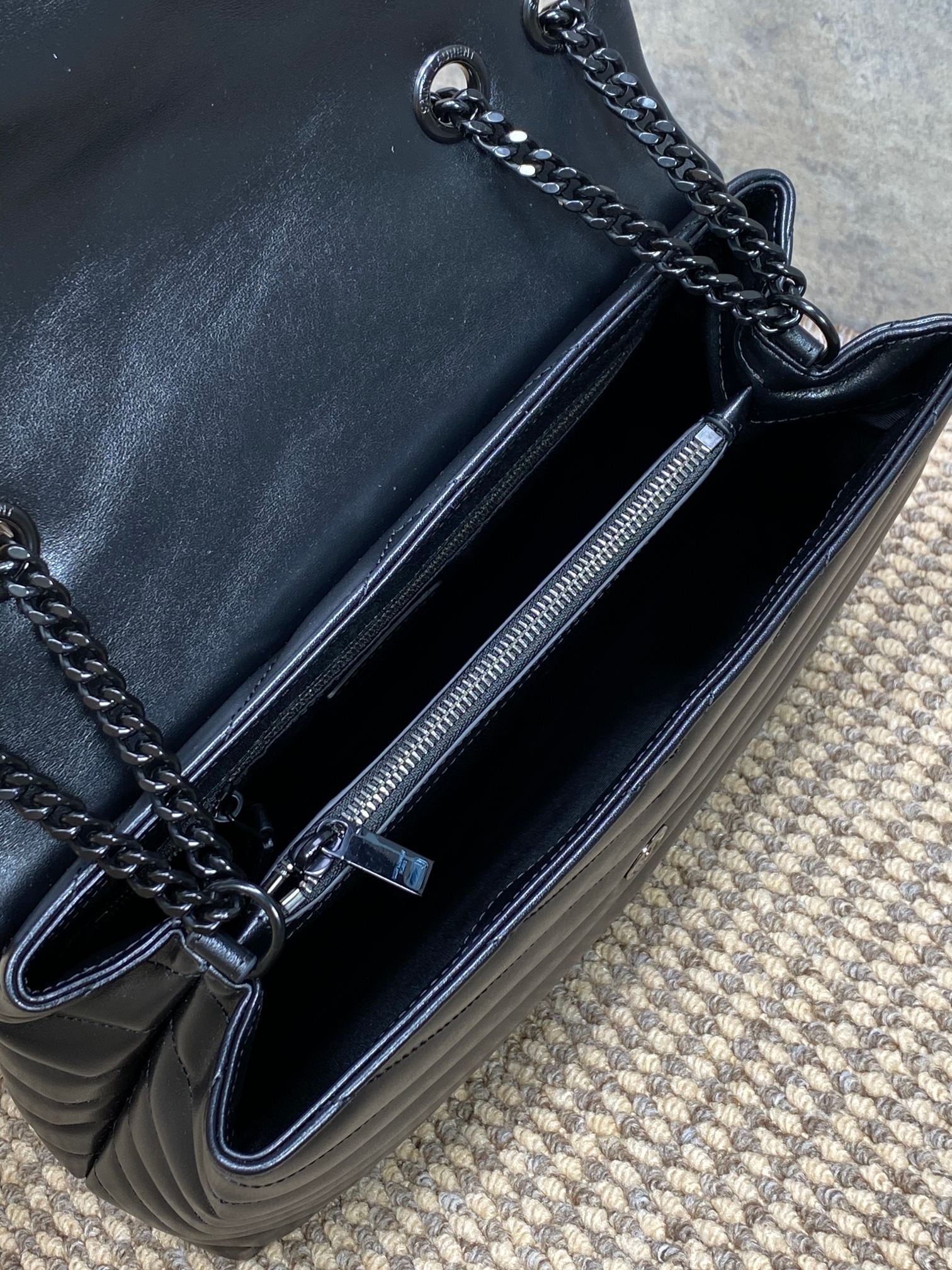 LOULOU SCHULTERTASCHE 32 IN SCHWARZ GESTEPPTES LAMMLEDER SCHWARZE BESCHLÄGE