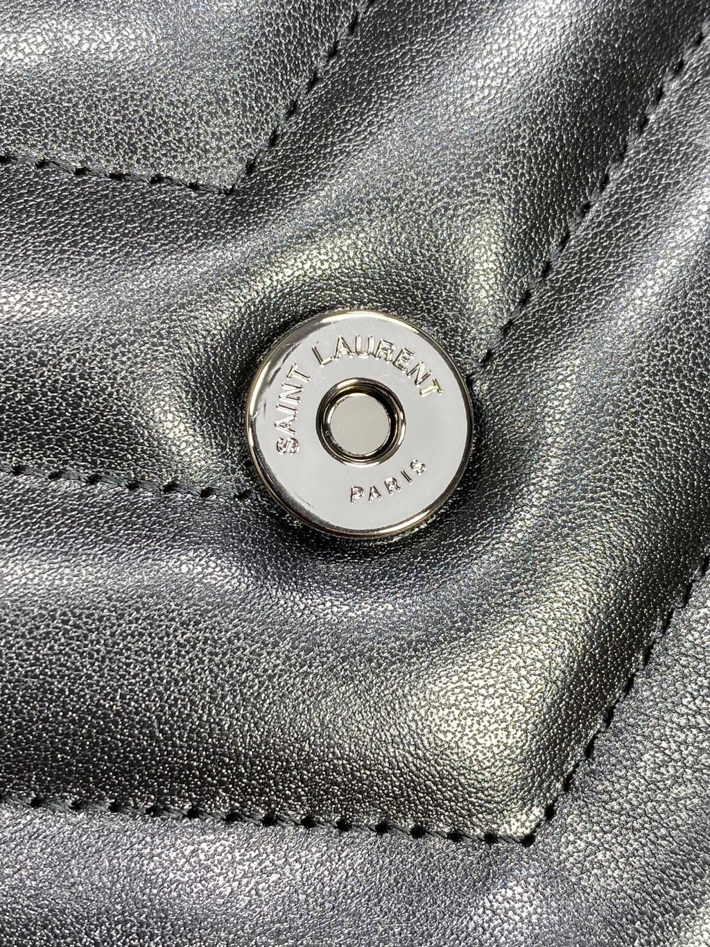 LOULOU SCHULTERTASCHE 32 IN SCHWARZ GESTEPPTES LAMMLEDER SCHWARZE BESCHLÄGE