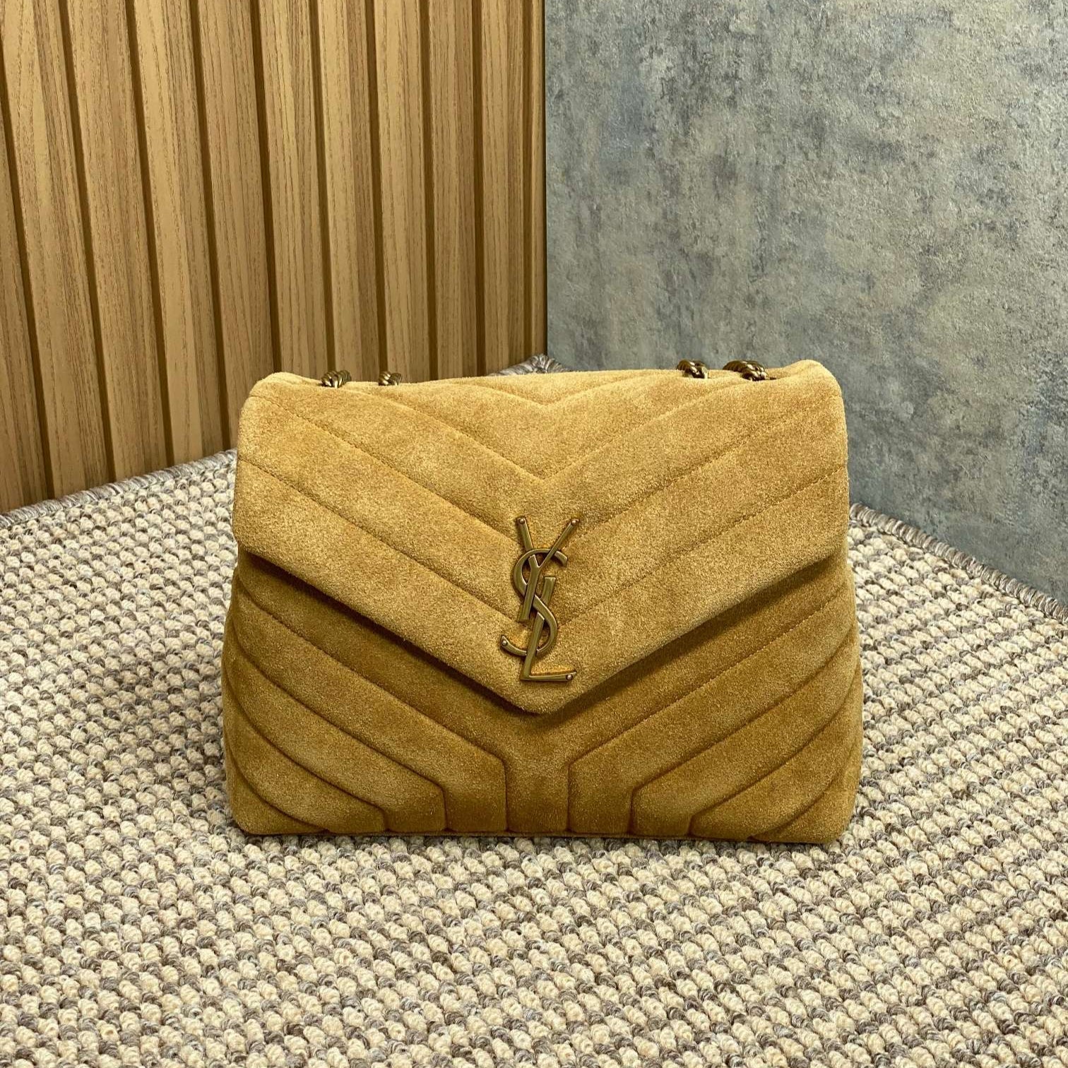 LOULOU SMALL 25 IN ERDNUSSBRAUNES WILDLEDER MIT KUPFERBESCHLÄGEN