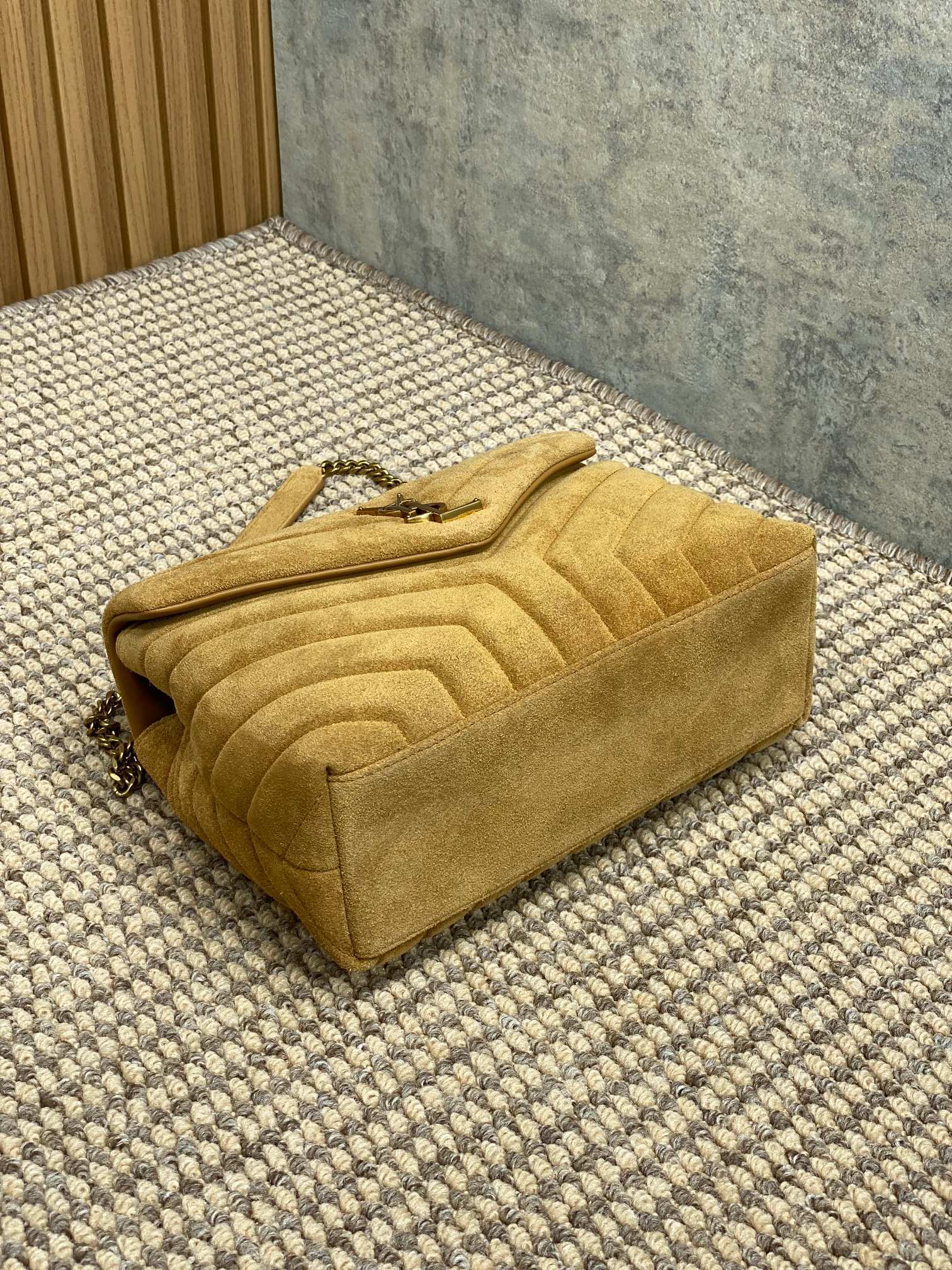 LOULOU SMALL 25 IN ERDNUSSBRAUNES WILDLEDER MIT KUPFERBESCHLÄGEN