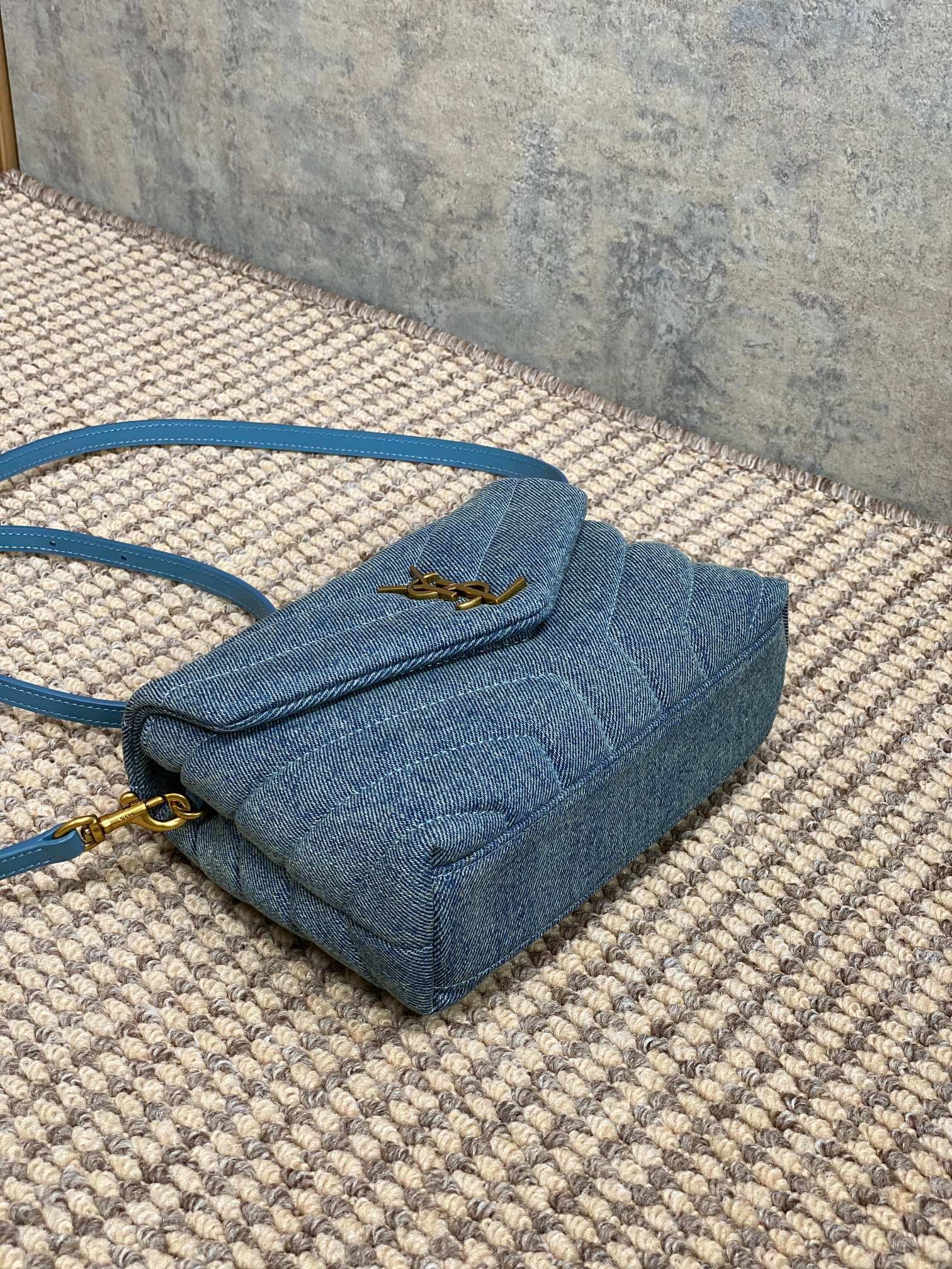 LOULOU MINI-TASCHE 20 IN BLAUEM DENIM GOLDENE BESCHLÄGE