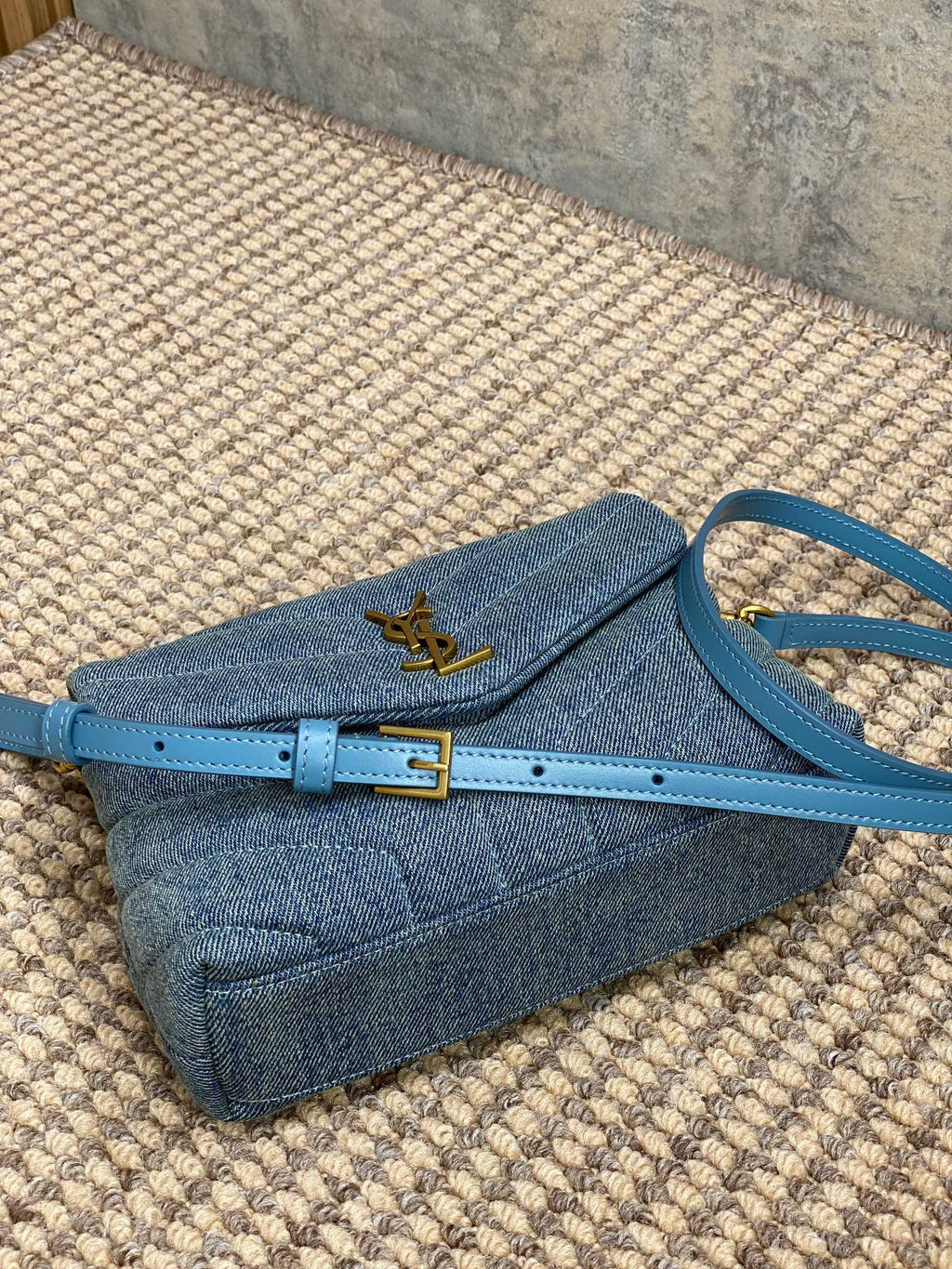 LOULOU MINI-TASCHE 20 IN BLAUEM DENIM GOLDENE BESCHLÄGE