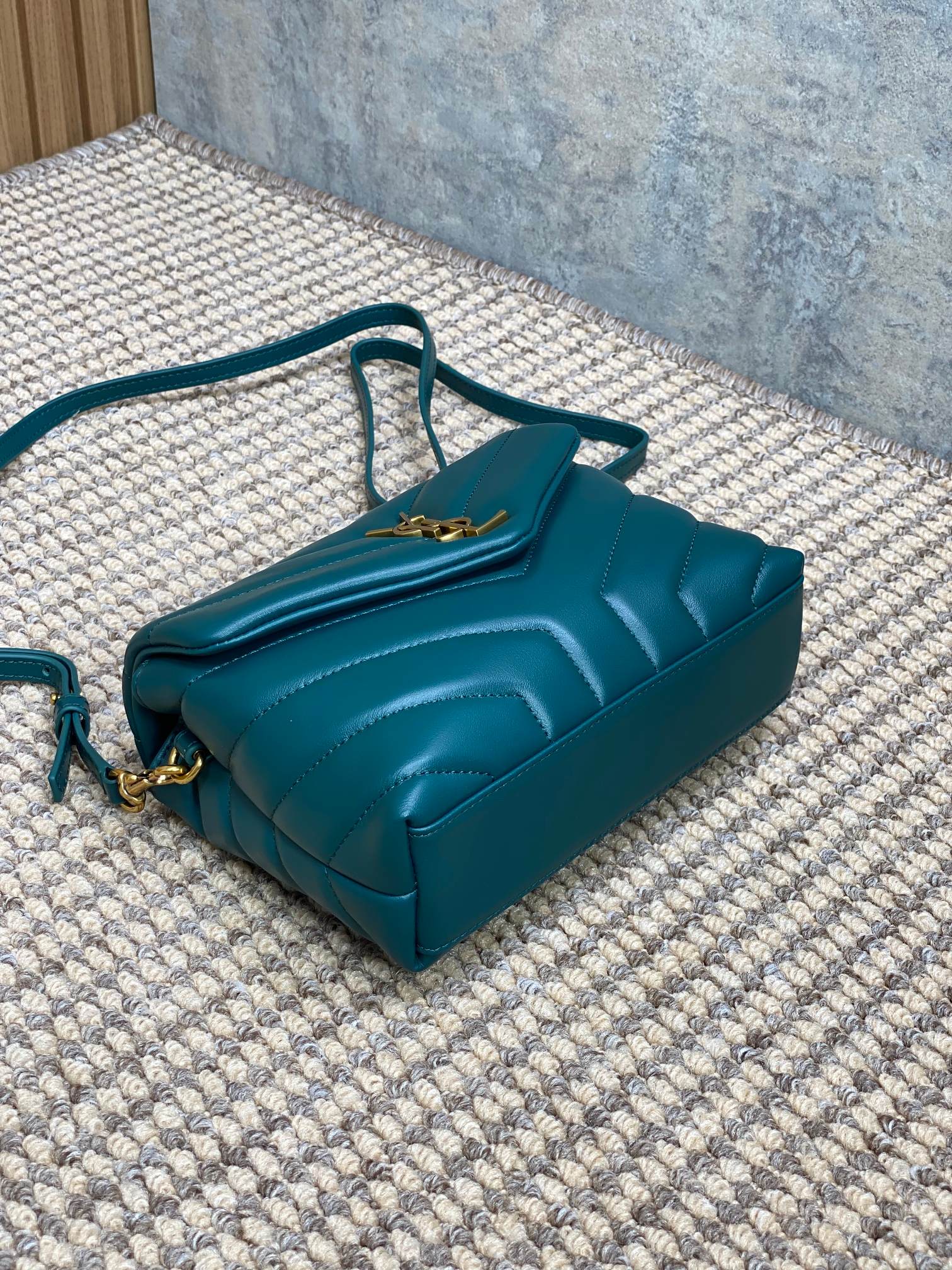 LOULOU MINI-TASCHE 20 IN DUNKELCYAN LAMMLEDER GOLDENE BESCHLÄGE