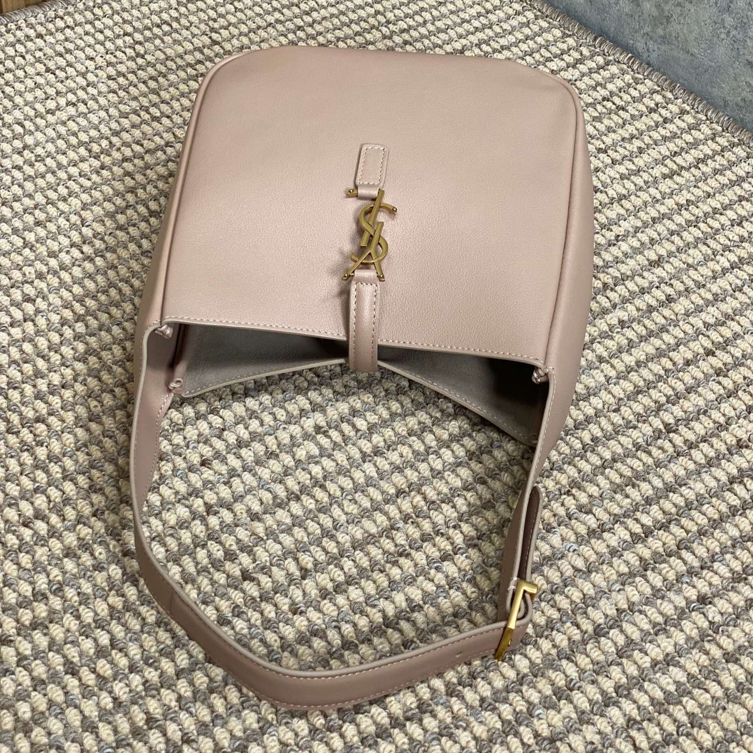 LE 5 À 7 KLEINE, GESCHMACKSRICHTUNG, 22 IN BABYROSA KALBSLEDER, GOLDENE SCHNALLE