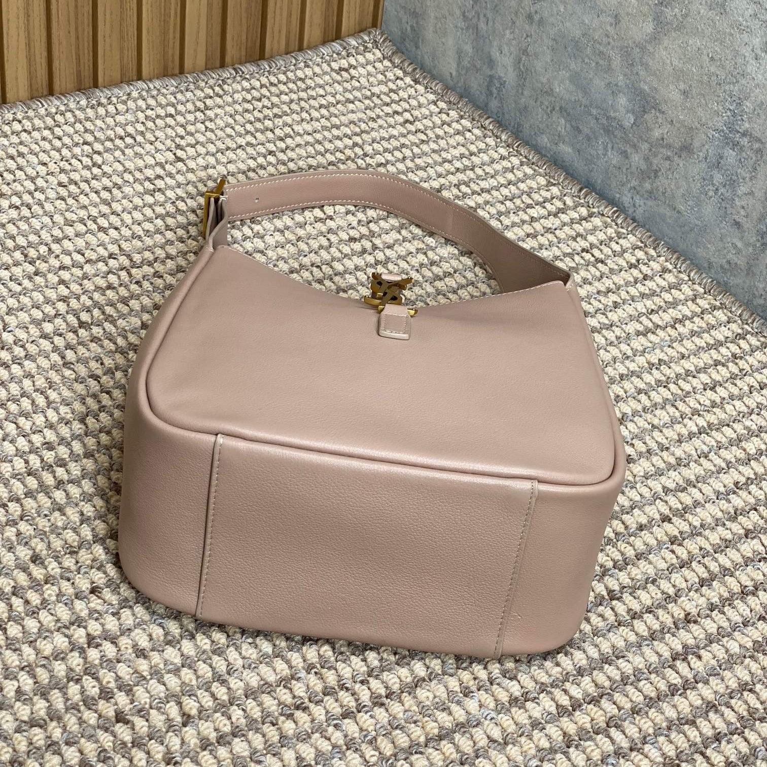 LE 5 À 7 KLEINE, GESCHMACKSRICHTUNG, 22 IN BABYROSA KALBSLEDER, GOLDENE SCHNALLE