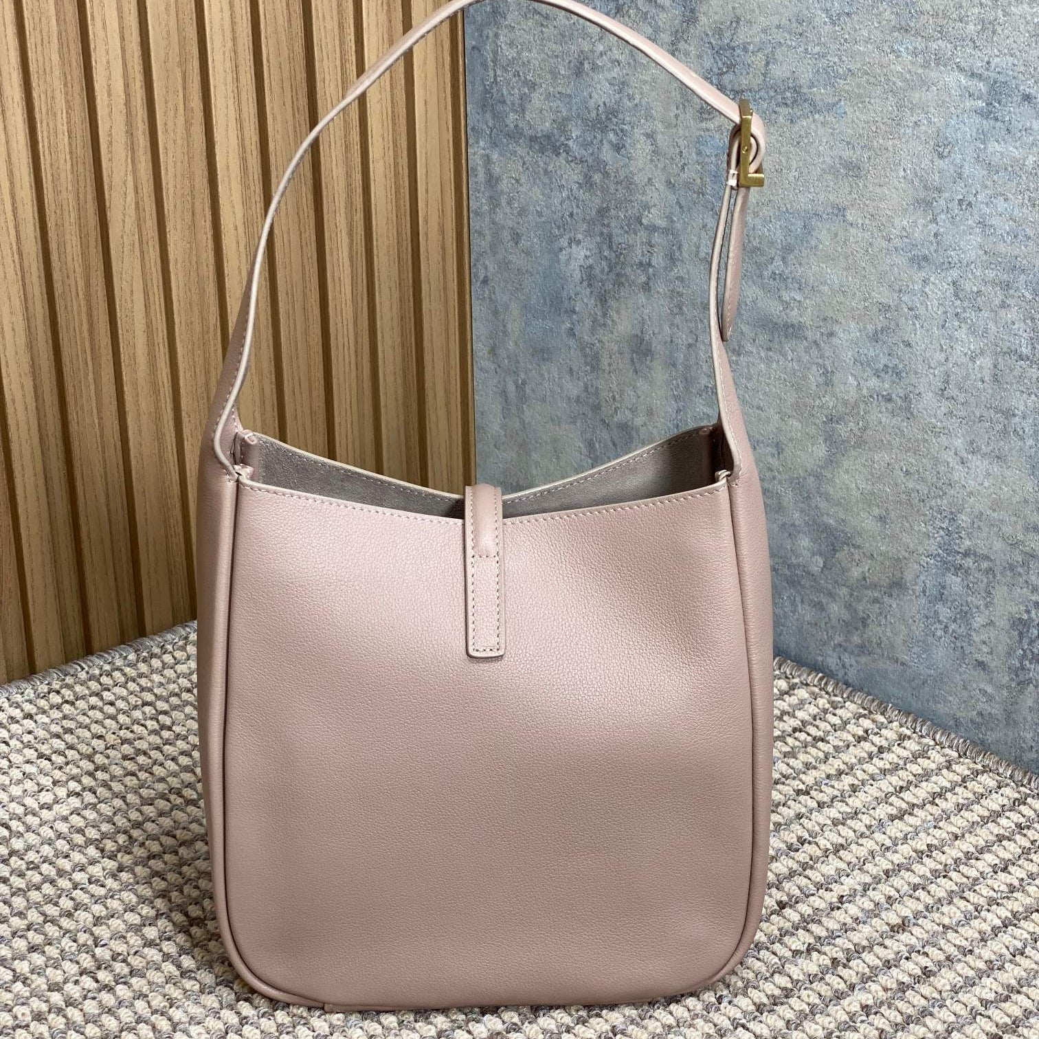 LE 5 À 7 SMALL SUPPLE 22 IN BABBY PINK CALFSKIN GOLD BUCKLE