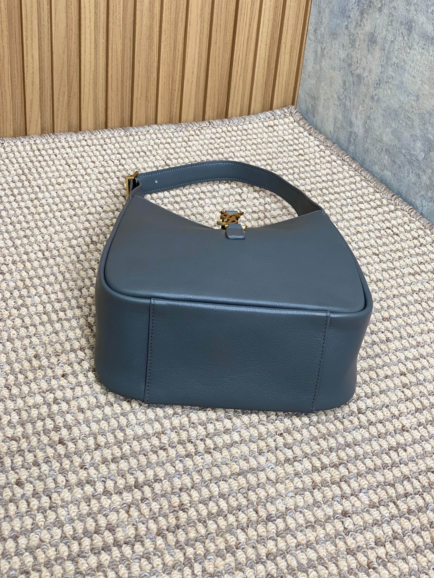 LE 5 À 7 SKLEIN GESCHMACKSRICHTUNG 22 IN NEPALBLAUEM KALBSLEDER GOLDENE SCHNALLE