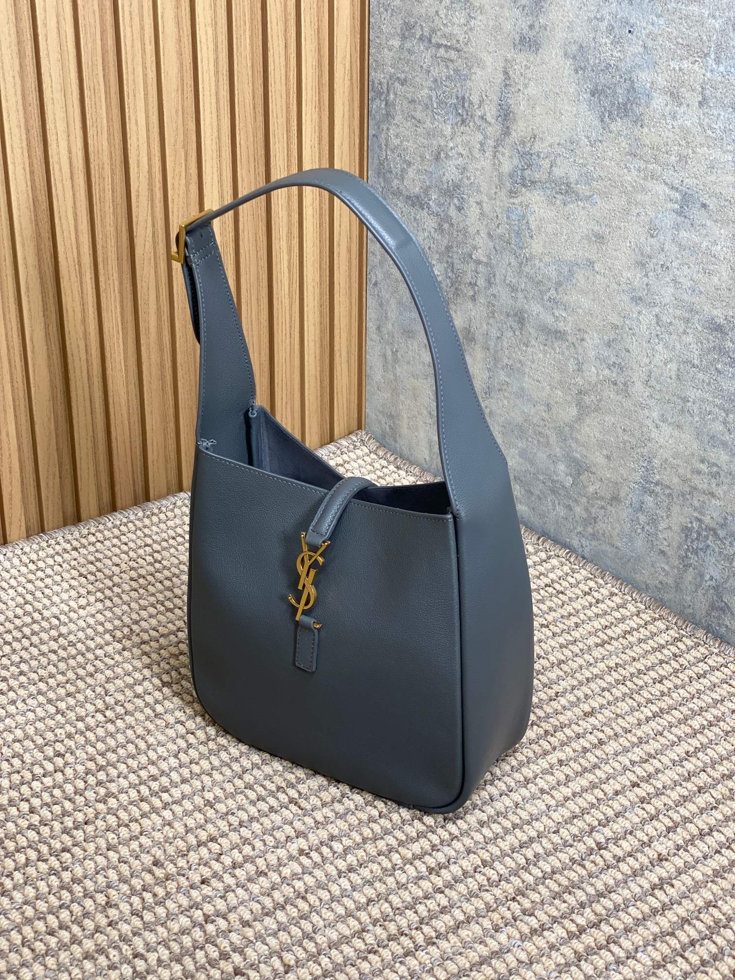 LE 5 À 7 SKLEIN GESCHMACKSRICHTUNG 22 IN NEPALBLAUEM KALBSLEDER GOLDENE SCHNALLE