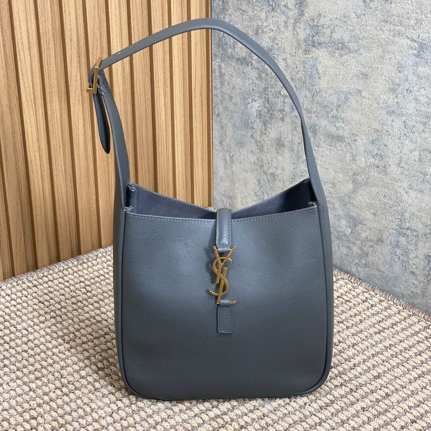 LE 5 À 7 SKLEIN GESCHMACKSRICHTUNG 22 IN NEPALBLAUEM KALBSLEDER GOLDENE SCHNALLE