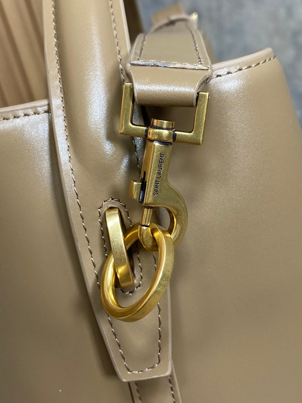 LE 37 MITTLERE EIMERTASCHE 25 IN ZEDERNBRAUN KALBSLEDER GOLDENE BESCHLÄGE