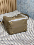 LE 37 MITTLERE EIMERTASCHE 25 IN ZEDERNBRAUN KALBSLEDER GOLDENE BESCHLÄGE