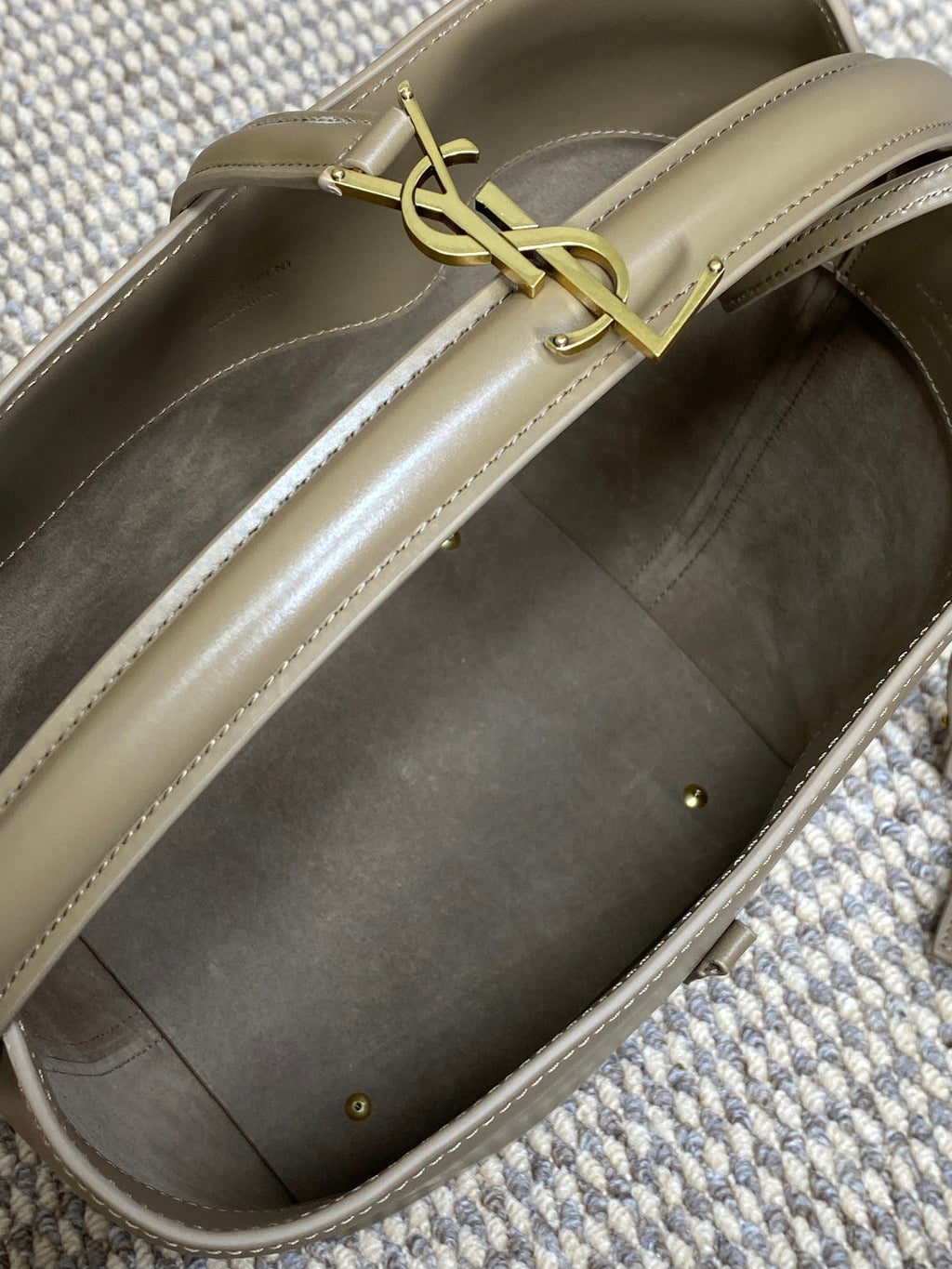 LE 37 MITTLERE EIMERTASCHE 25 IN ZEDERNBRAUN KALBSLEDER GOLDENE BESCHLÄGE