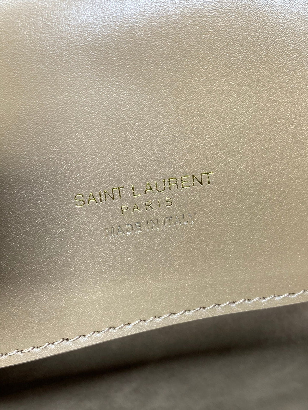 LE 37 MITTLERE EIMERTASCHE 25 IN ZEDERNBRAUN KALBSLEDER GOLDENE BESCHLÄGE