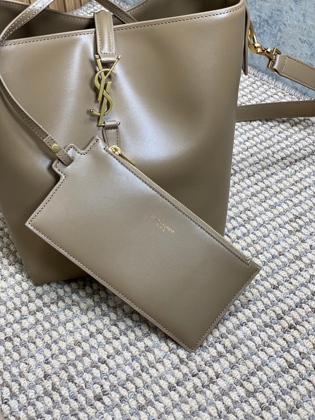 LE 37 MITTLERE EIMERTASCHE 25 IN ZEDERNBRAUN KALBSLEDER GOLDENE BESCHLÄGE