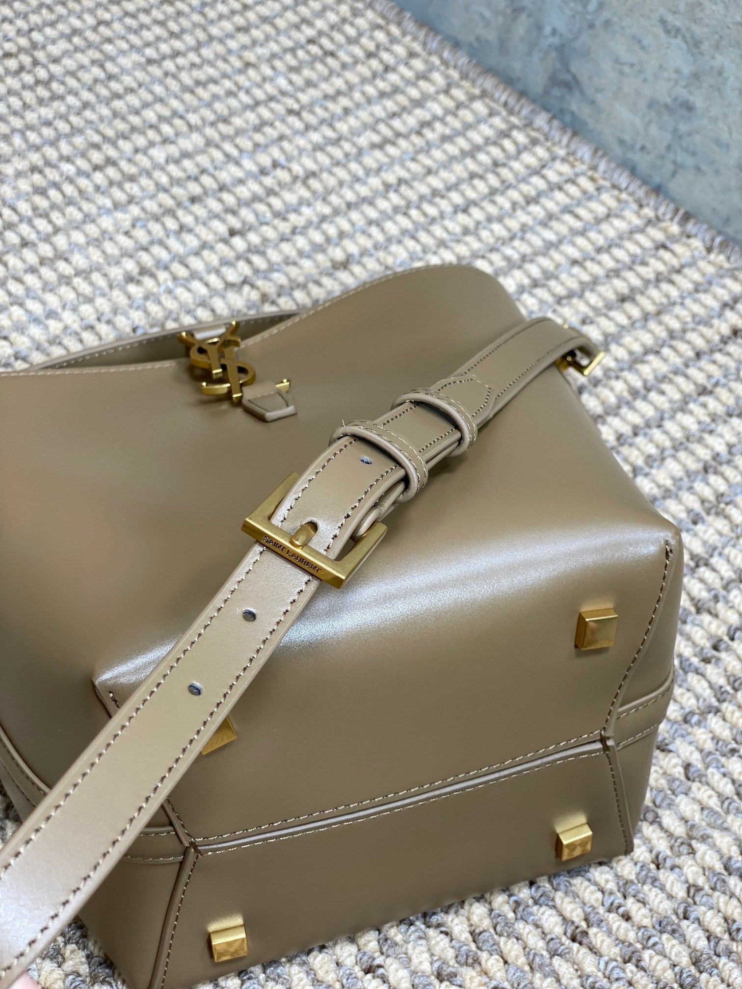 LE 37 KLEINER EIMERBEUTEL 20 IN ZEDERNBRAUN KALBSLEDER GOLDENE BESCHLÄGE