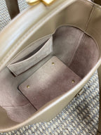 LE 37 KLEINER EIMERBEUTEL 20 IN ZEDERNBRAUN KALBSLEDER GOLDENE BESCHLÄGE