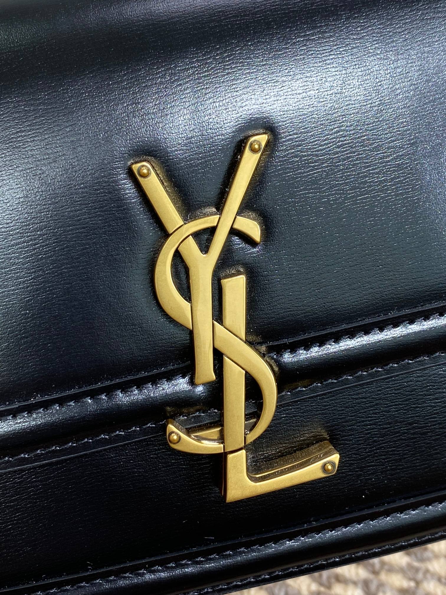 SOLFERINO KLEINE SATCHEL 19 IN SCHWARZEM KALBSLEDER GOLDENE BESCHLÄGE