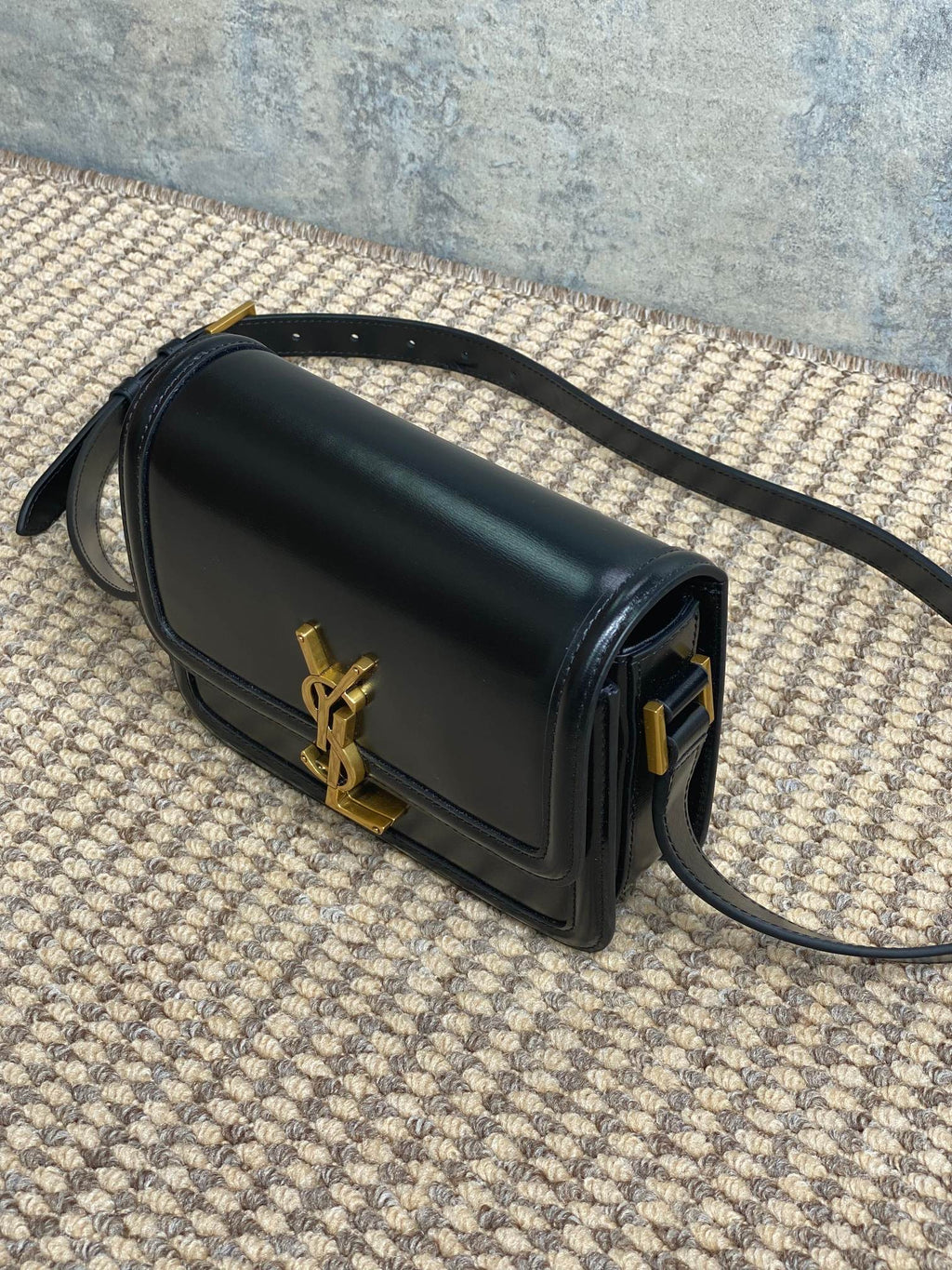 SOLFERINO KLEINE SATCHEL 19 IN SCHWARZEM KALBSLEDER GOLDENE BESCHLÄGE