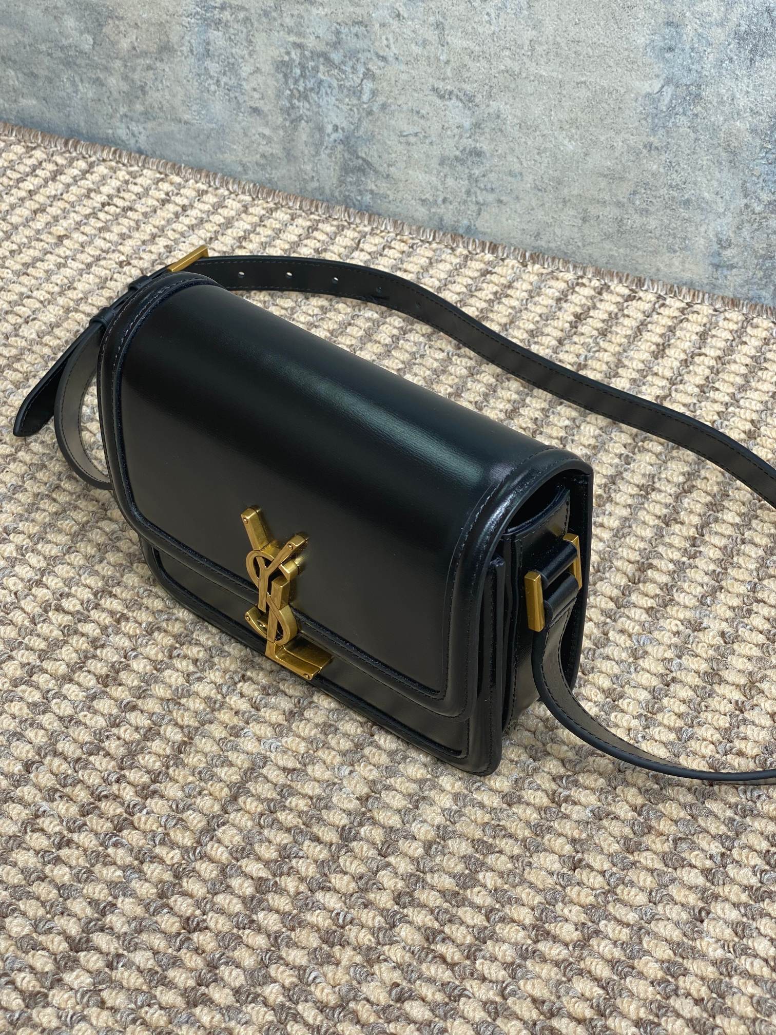 SOLFERINO KLEINE SATCHEL 19 IN SCHWARZEM KALBSLEDER GOLDENE BESCHLÄGE