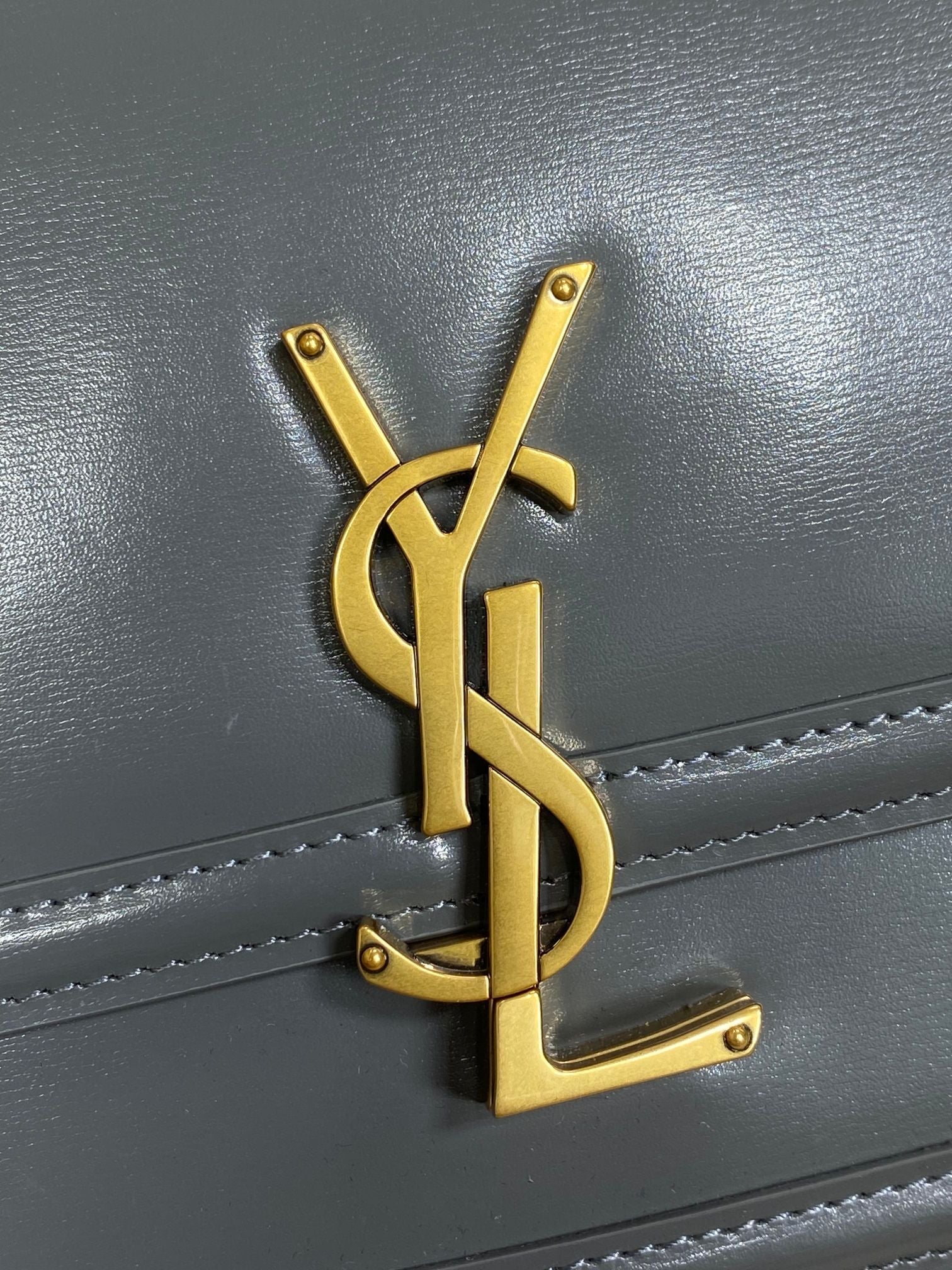 SOLFERINO KLEINE SATCHEL 23 IN DUNKELGRAUEM KALBSLEDER GOLDENE BESCHLÄGE