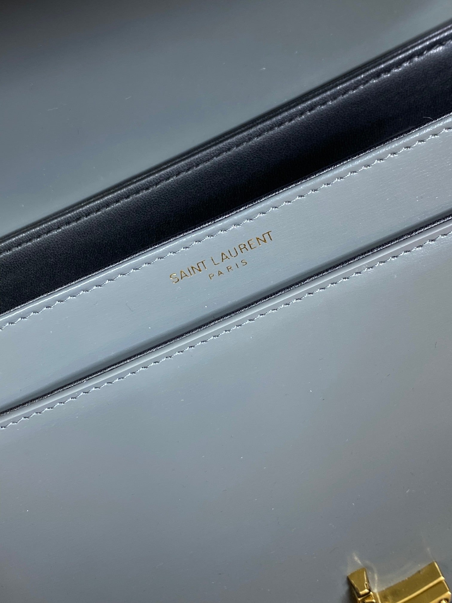 SOLFERINO KLEINE SATCHEL 23 IN DUNKELGRAUEM KALBSLEDER GOLDENE BESCHLÄGE