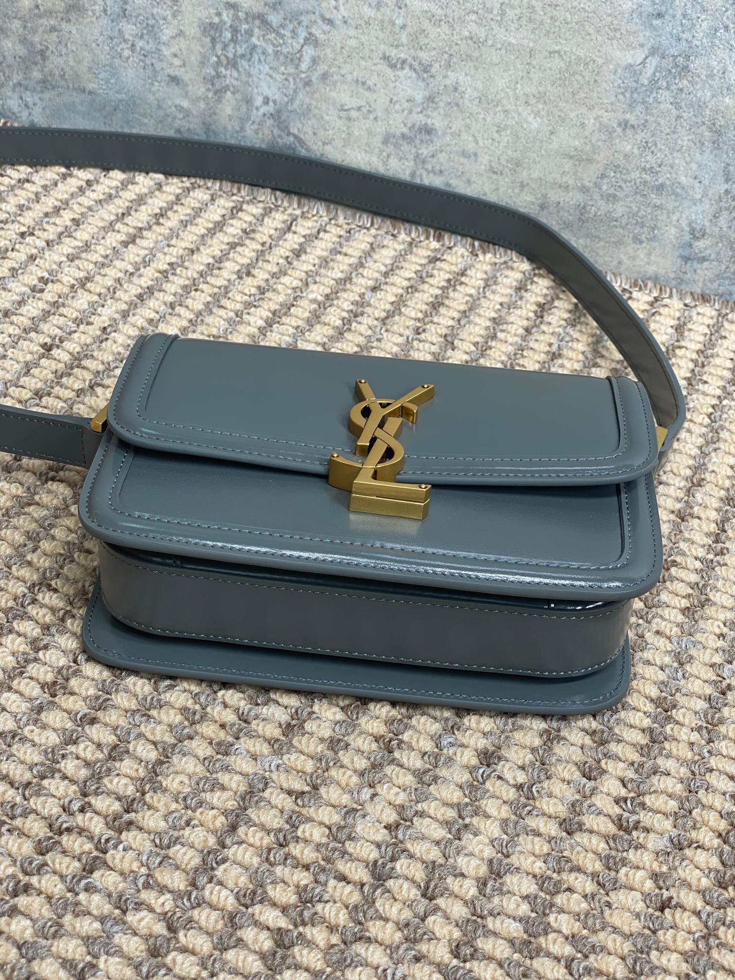 SOLFERINO KLEINE SATCHEL 19 IN DUNKELGRAUEM KALBSLEDER GOLDENE BESCHLÄGE