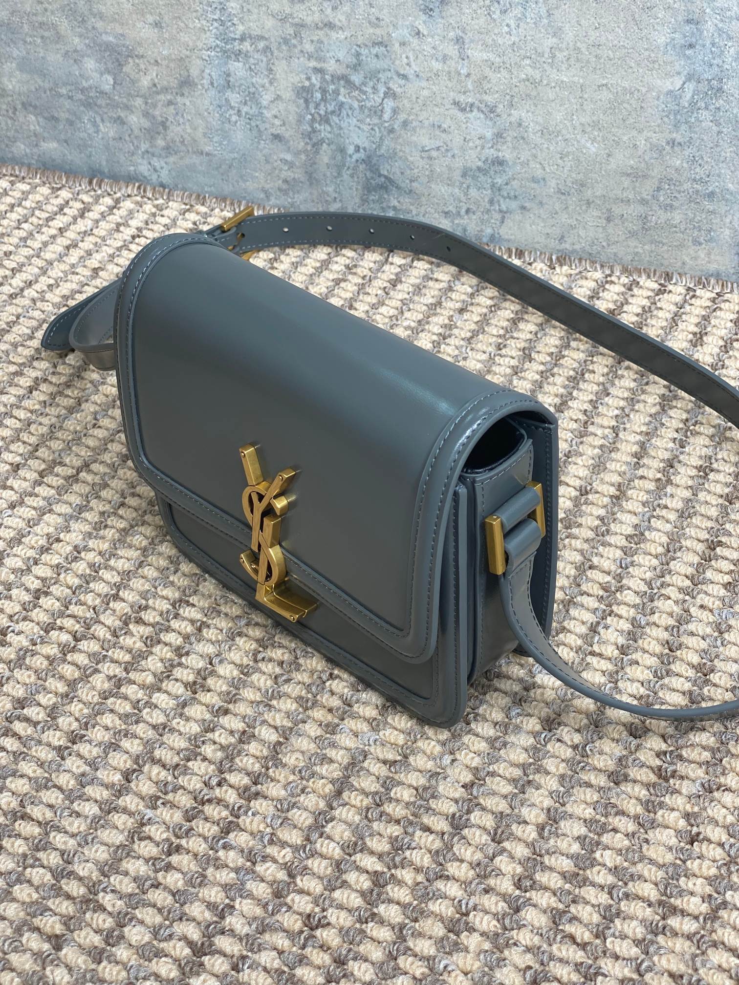 SOLFERINO KLEINE SATCHEL 19 IN DUNKELGRAUEM KALBSLEDER GOLDENE BESCHLÄGE