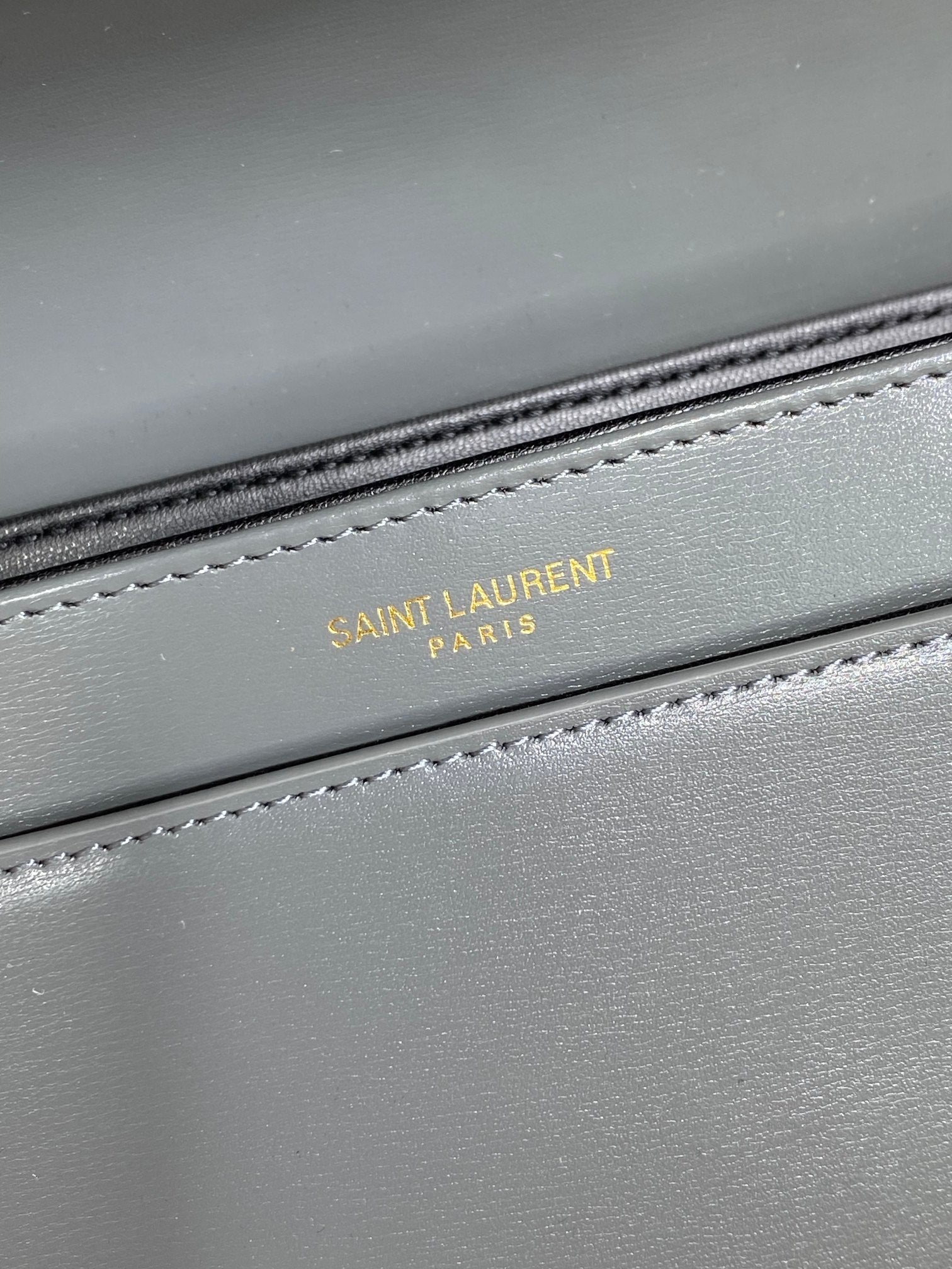 SOLFERINO KLEINE SATCHEL 19 IN DUNKELGRAUEM KALBSLEDER GOLDENE BESCHLÄGE