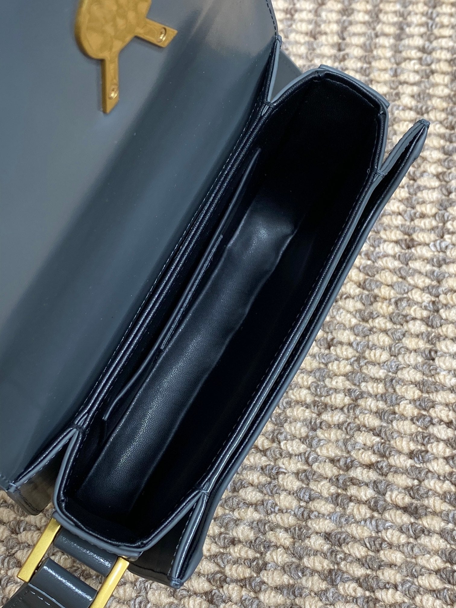 SOLFERINO KLEINE SATCHEL 19 IN DUNKELGRAUEM KALBSLEDER GOLDENE BESCHLÄGE