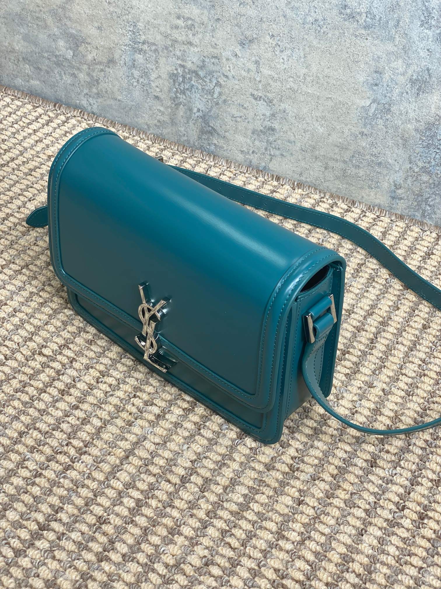 SOLFERINO KLEINE SATCHEL 23 IN ZERULEANBLAUEM KALBSLEDER GOLDENE BESCHLÄGE