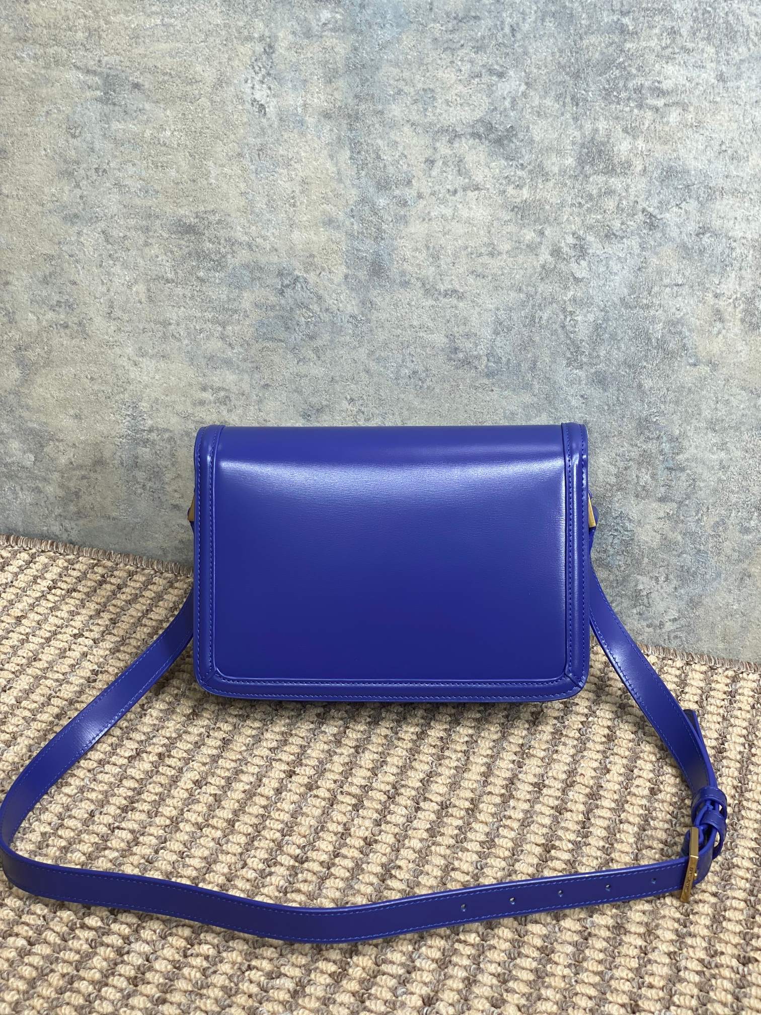 SOLFERINO KLEINE SATCHEL 23 IN INDIGOBLAUEM KALBSLEDER GOLDENE BESCHLÄGE