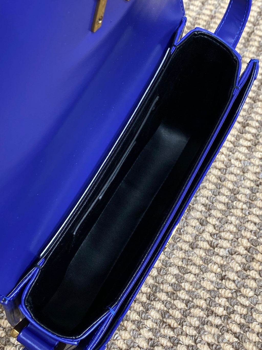 SOLFERINO KLEINE SATCHEL 23 IN INDIGOBLAUEM KALBSLEDER GOLDENE BESCHLÄGE