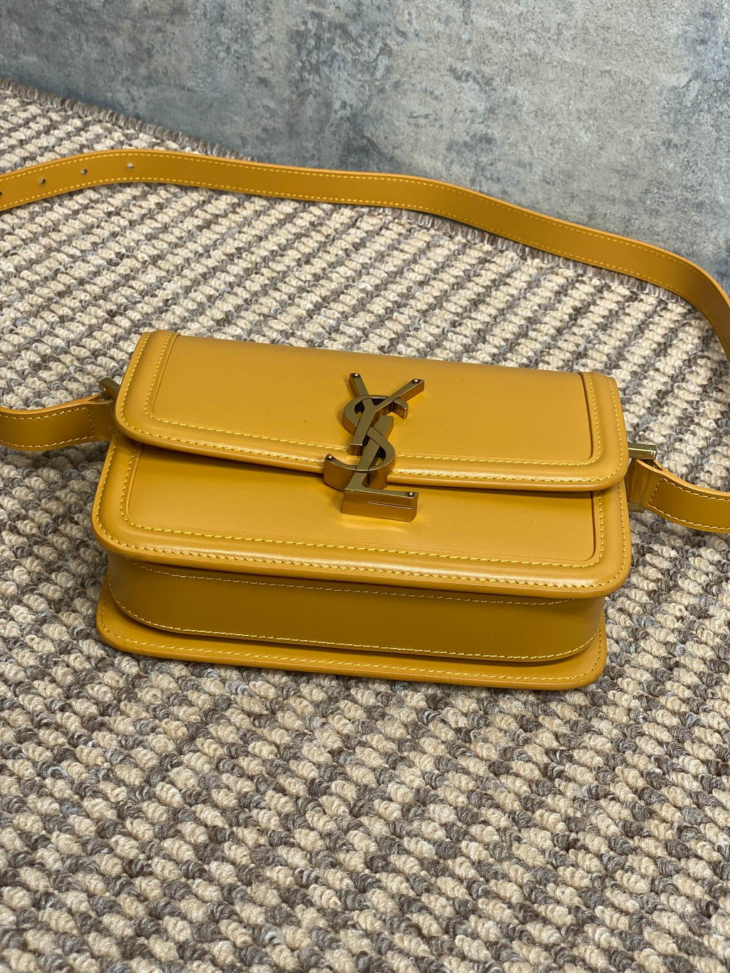SOLFERINO KLEINE SATCHEL 19 IN SAFFRANGELBEM KALBSLEDER GOLDENE BESCHLÄGE
