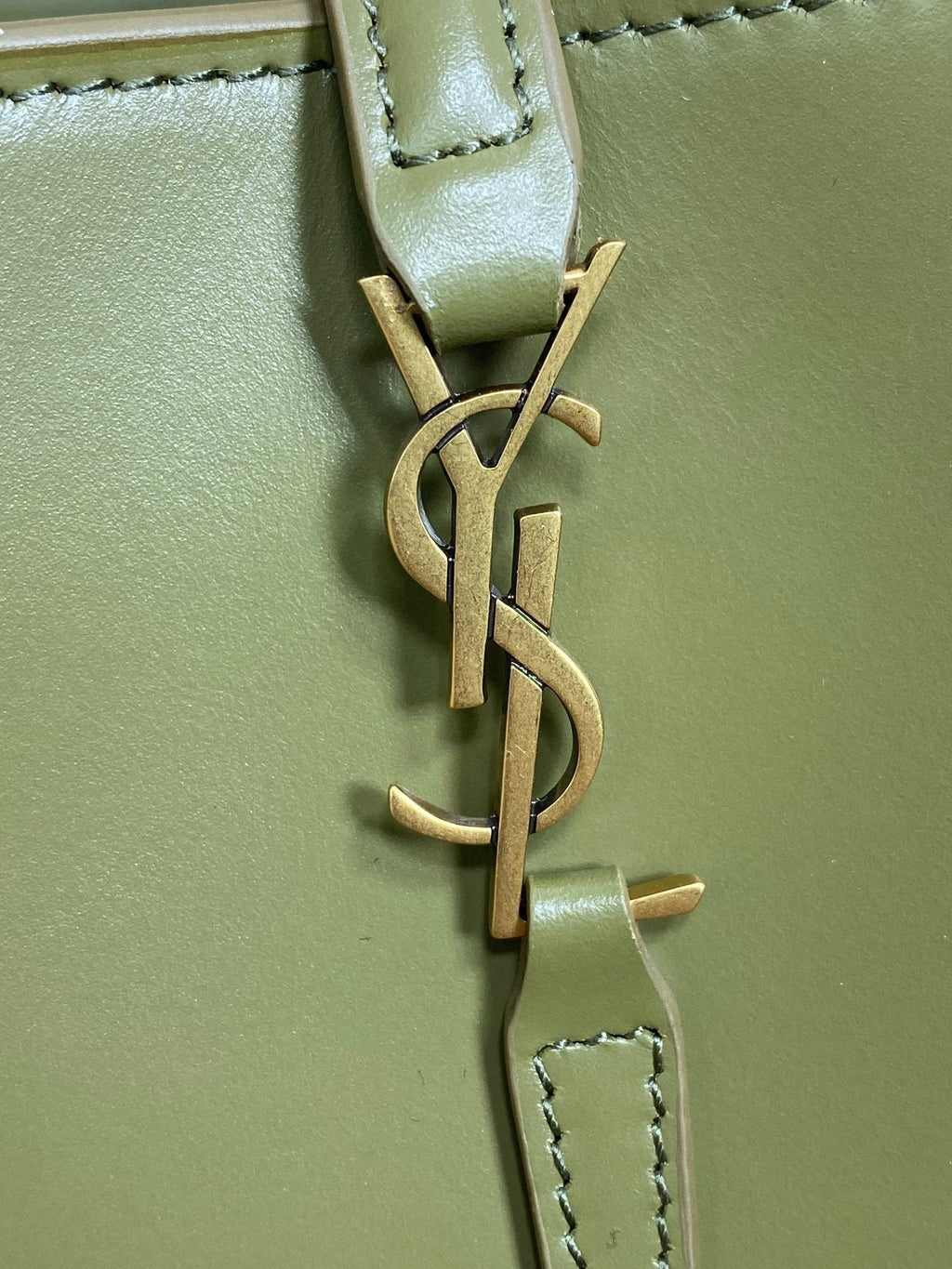 LE 37 MINI-EIMERTASCHE 15 IN AVOCADO-GRÜNEM KALBSLEDER GOLDENE BESCHLÄGE