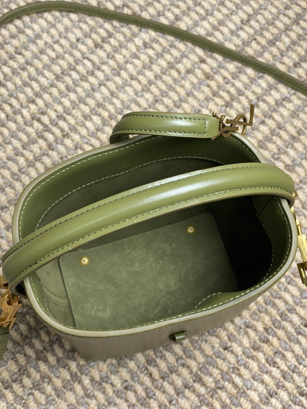 LE 37 MINI-EIMERTASCHE 15 IN AVOCADO-GRÜNEM KALBSLEDER GOLDENE BESCHLÄGE