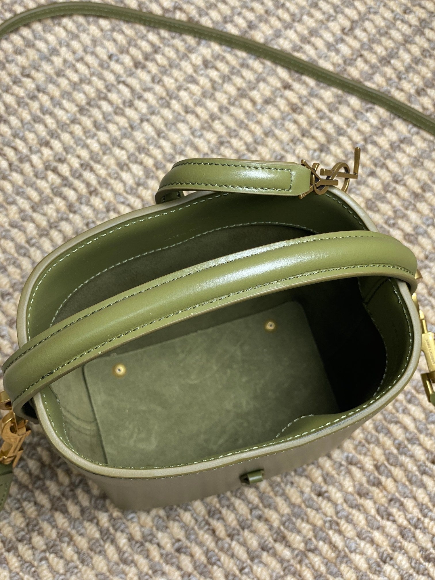 LE 37 MINI-EIMERTASCHE 15 IN AVOCADO-GRÜNEM KALBSLEDER GOLDENE BESCHLÄGE