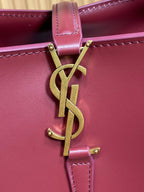 LE 37 KLEINE EIMERTASCHE 20 IN BURGUNDERROTES KALBSLEDER GOLDENE BESCHLÄGE