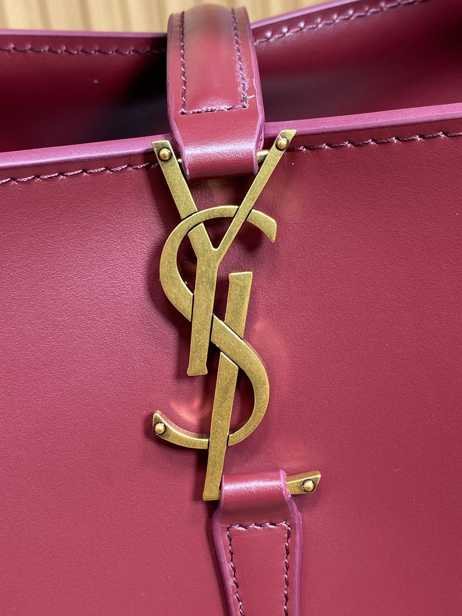 LE 37 KLEINE EIMERTASCHE 20 IN BURGUNDERROTES KALBSLEDER GOLDENE BESCHLÄGE