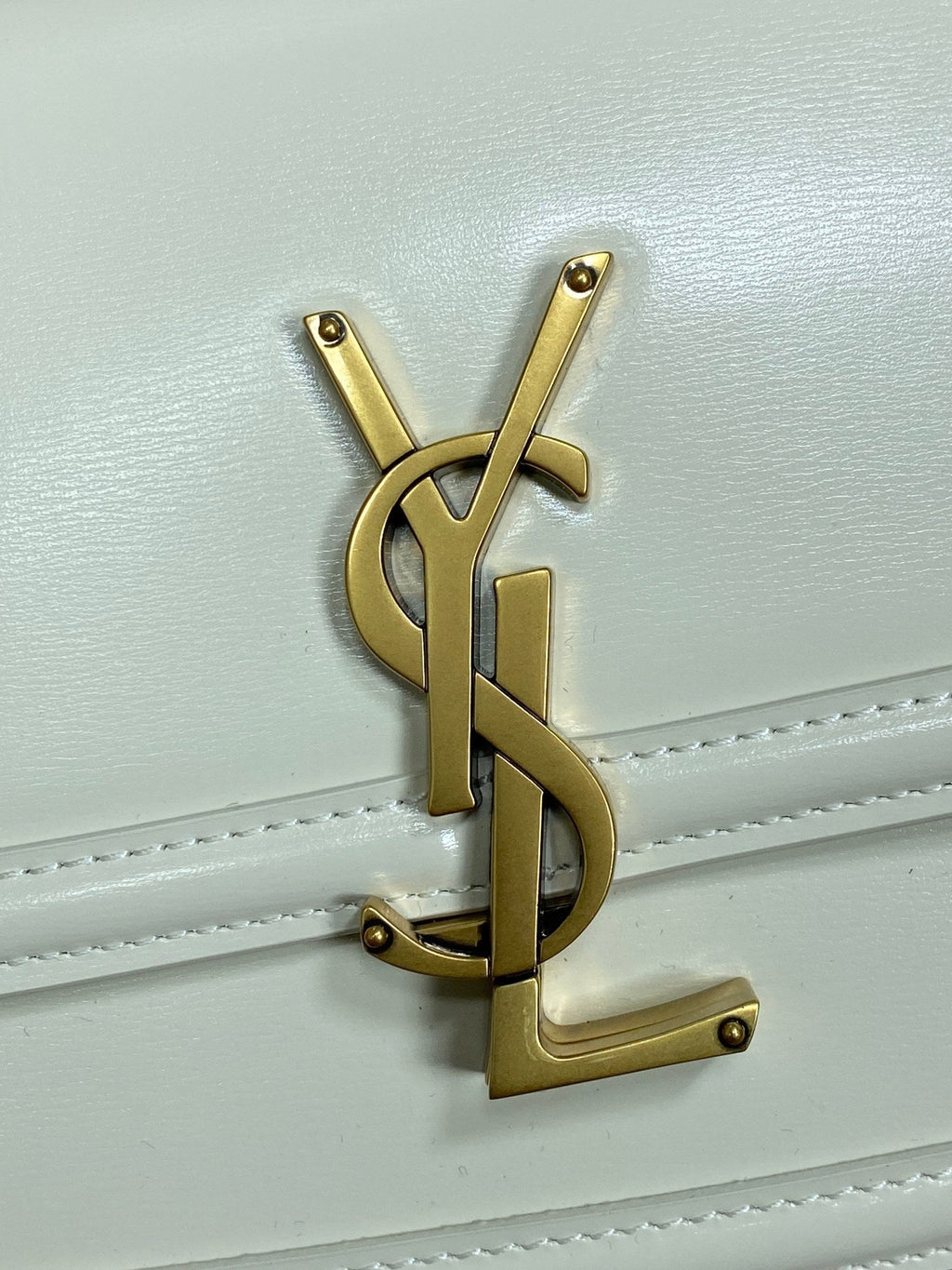 SOLFERINO KLEINE SATCHEL 19 IN WEISSEM KALBSLEDER GOLDENE BESCHLÄGE