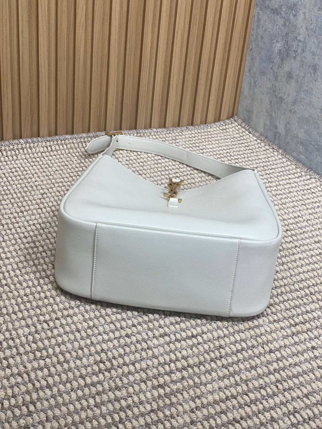 LE 5 À 7 LARGE SUPPLE BAG 31 IN WHITE CALFSKIN