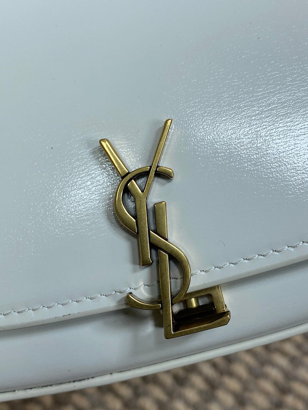 VOLTAIRE Schultertasche in Box, 21 Zoll, weißes Kalbsleder, Goldmetallic