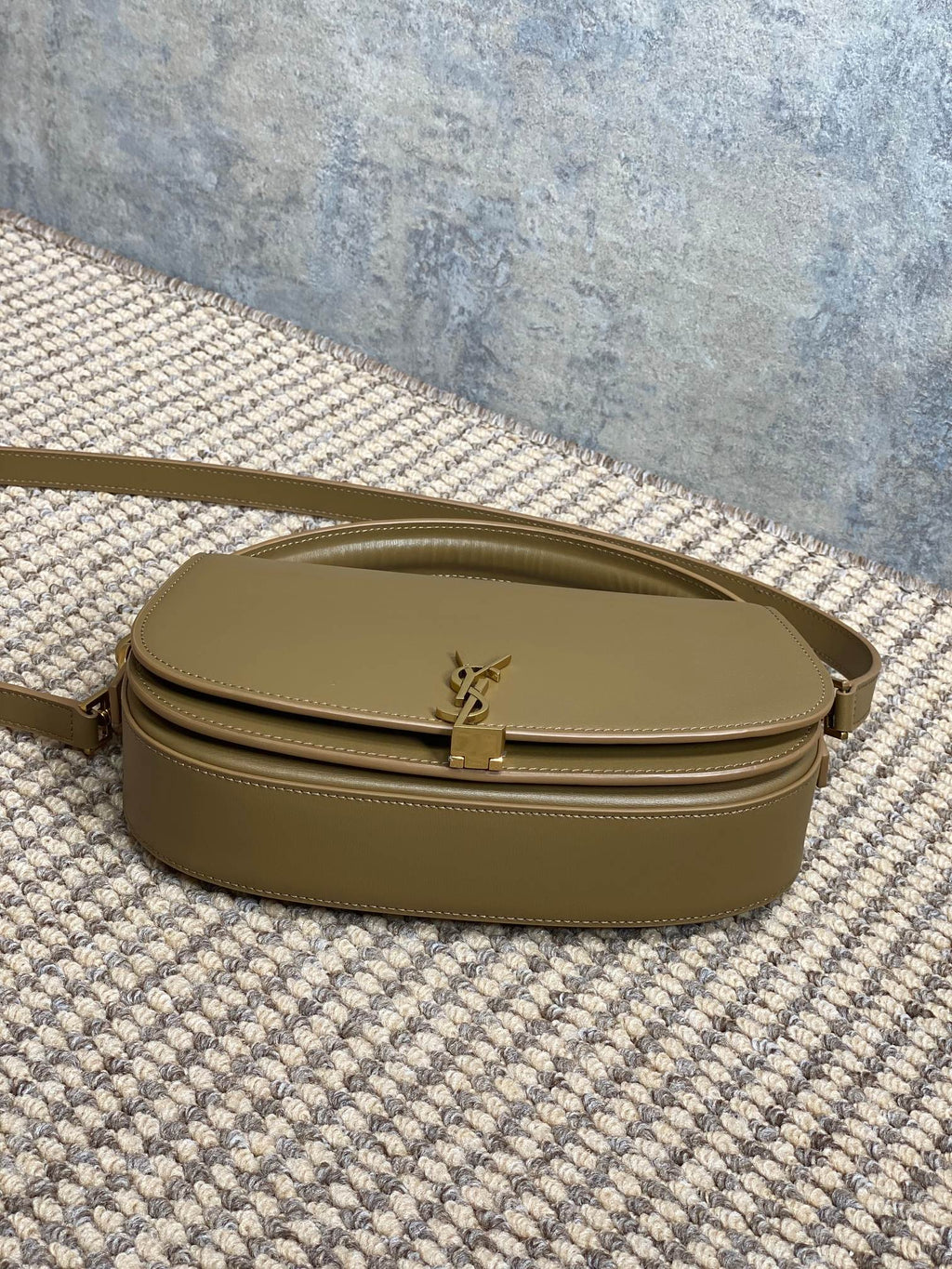 VOLTAIRE HALBMOND-SCHULTERTASCHE 61 CM ZEDERNBRAUN KALBSLEDER GOLD-METALLIC