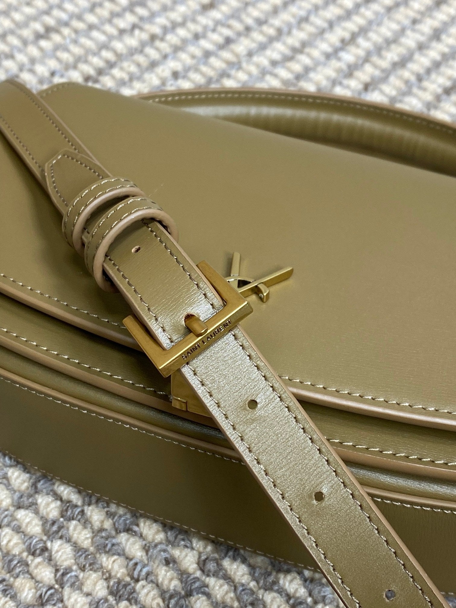 VOLTAIRE HALBMOND-SCHULTERTASCHE 61 CM ZEDERNBRAUN KALBSLEDER GOLD-METALLIC