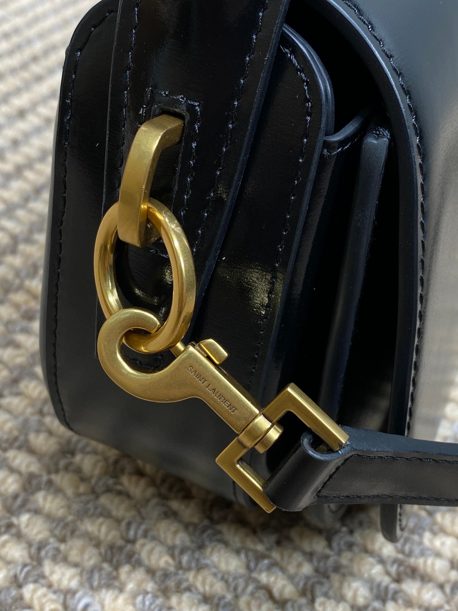 VOLTAIRE HALBMOND-SCHULTERTASCHE 24 IN SCHWARZES KALBSLEDER GOLD-METALLIC