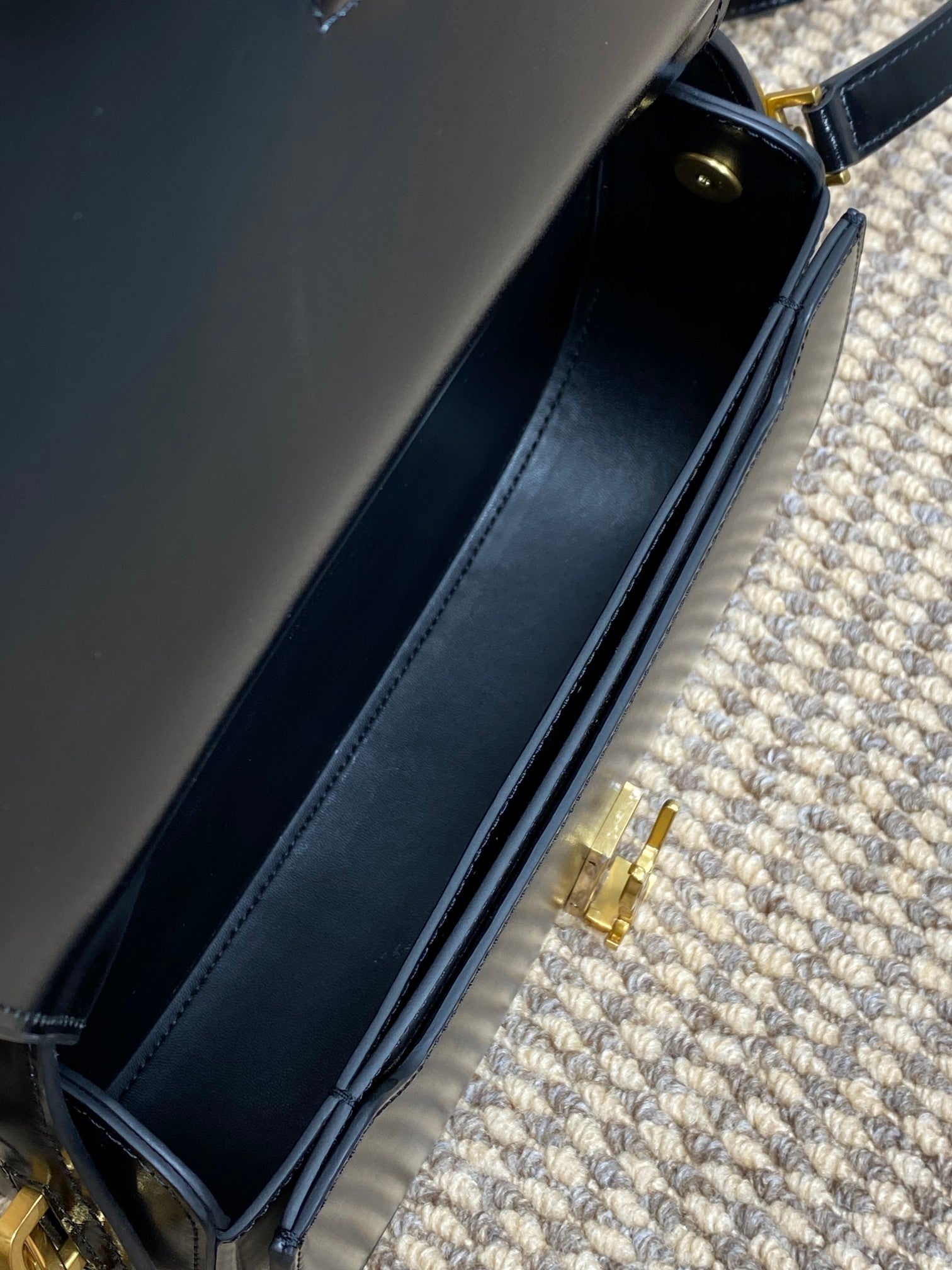 VOLTAIRE HALBMOND-SCHULTERTASCHE 24 IN SCHWARZES KALBSLEDER GOLD-METALLIC