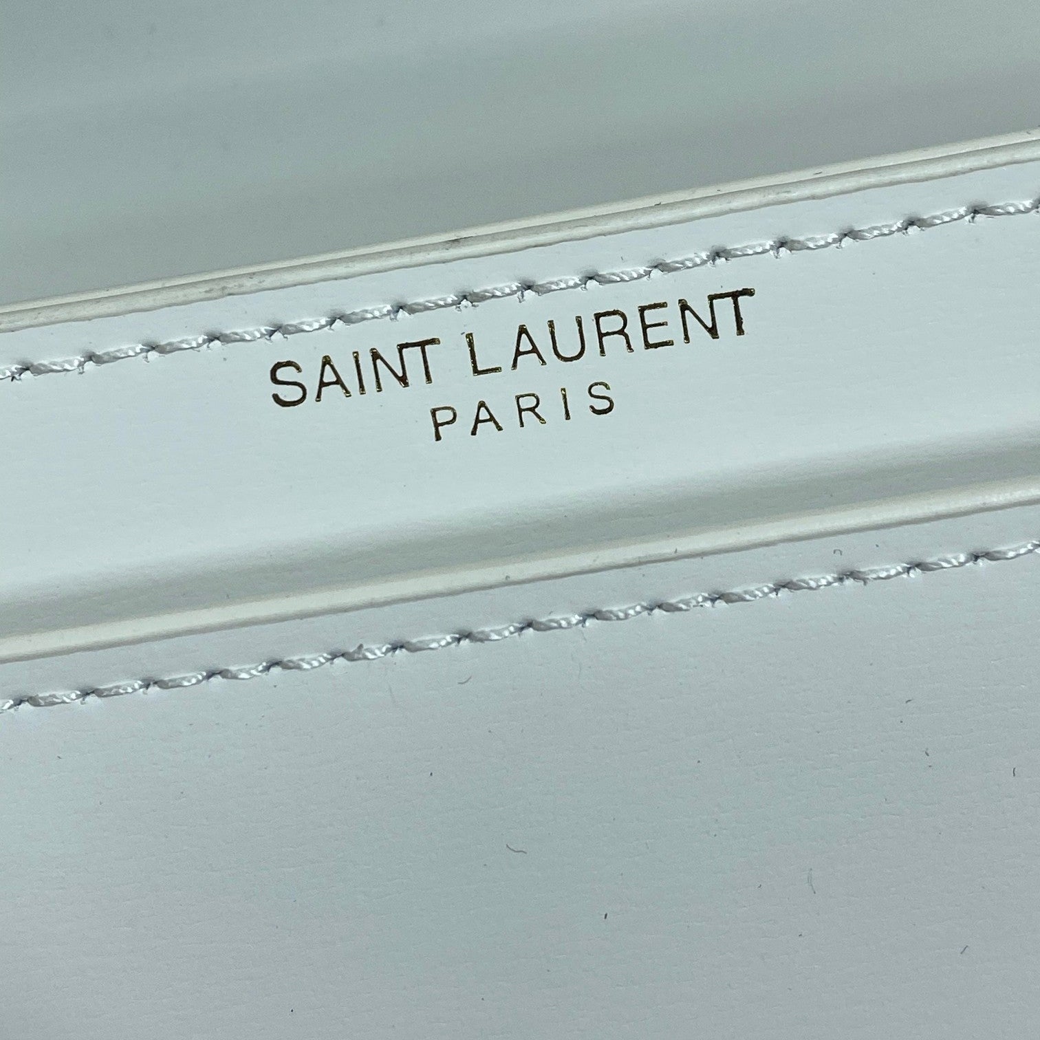 VOLTAIRE HALBMOND-SCHULTERTASCHE 24 ZOLL WEISSES KALBSLEDER GOLD-METALLIC