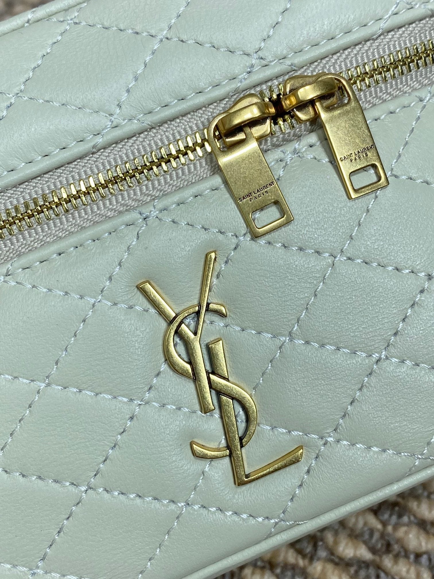 GABY MINI-SCHminktisch 45,7 cm, Elfenbeinweiß, Lammleder, Goldbeschläge