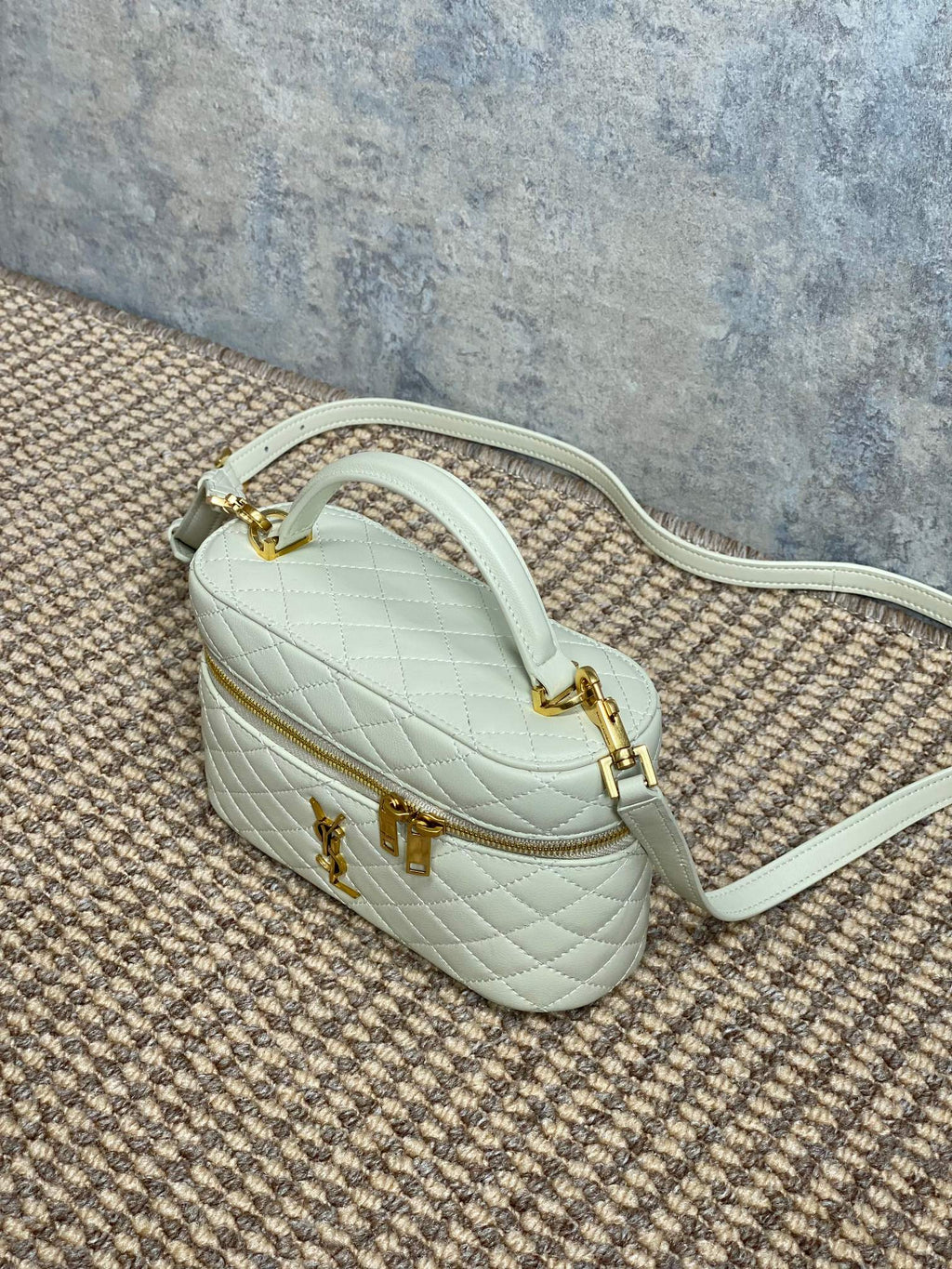 GABY MINI-SCHminktisch 45,7 cm, Elfenbeinweiß, Lammleder, Goldbeschläge