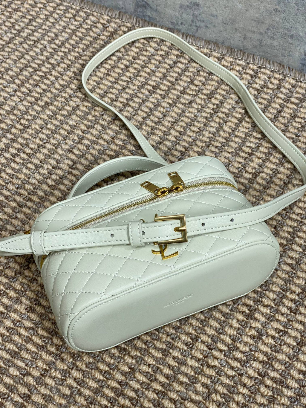 GABY MINI-SCHminktisch 45,7 cm, Elfenbeinweiß, Lammleder, Goldbeschläge